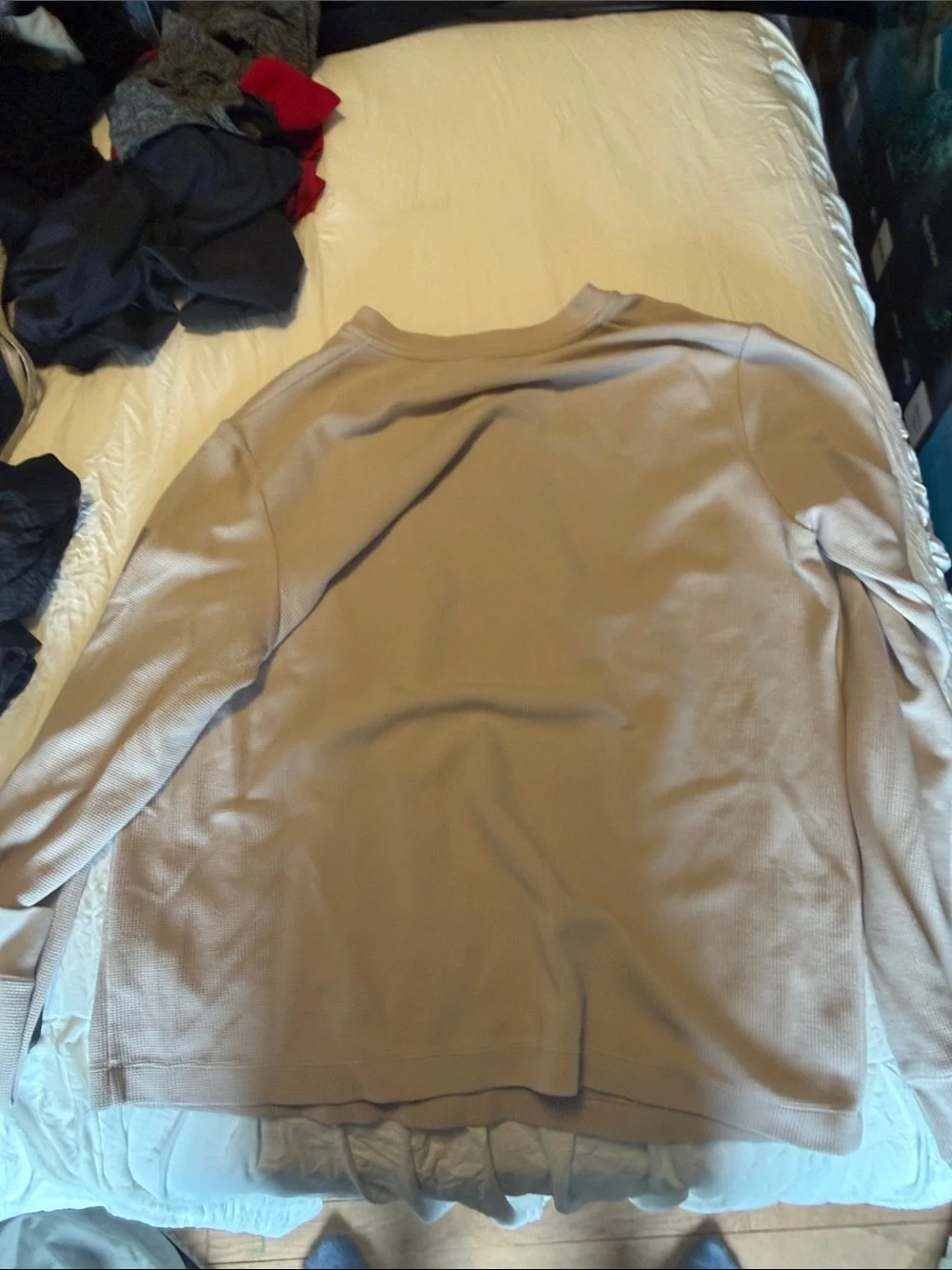ALO Yoga Men’s Long Sleeve Henley in Beige - Picture 3 of 3
